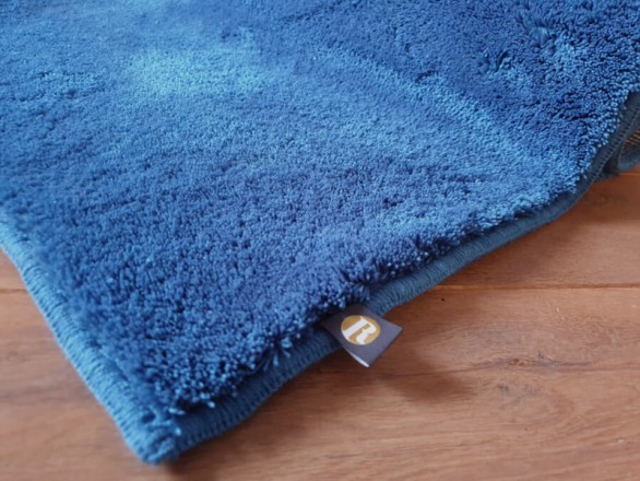 blauer-badezimmerteppich-1x1m-rhomtuft-compact-massanfertigung